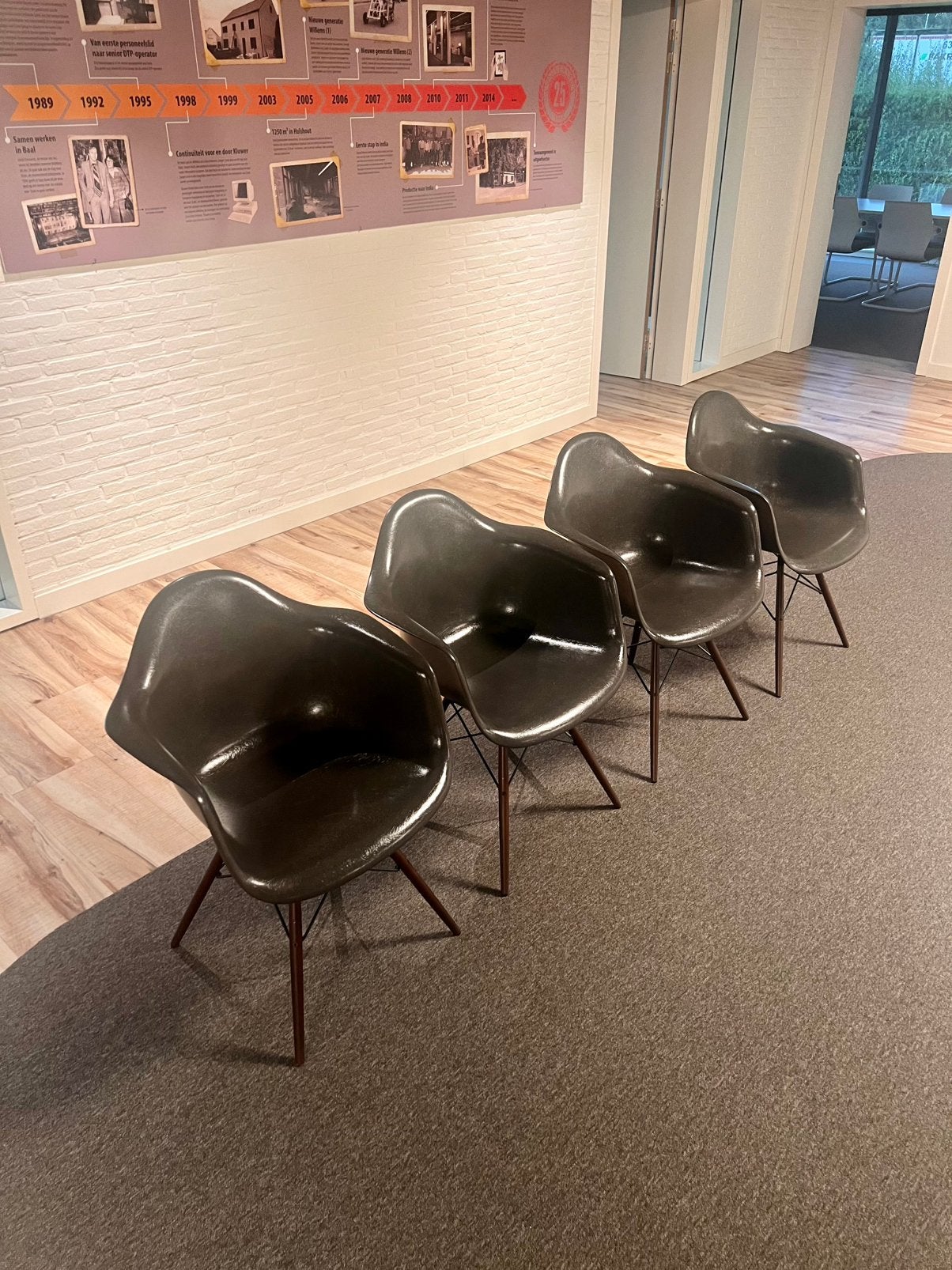4x Vitra Eames Fiberglass Armchair DAW, Ophalen, Overige materialen, Design klassieker, Zo goed als nieuw