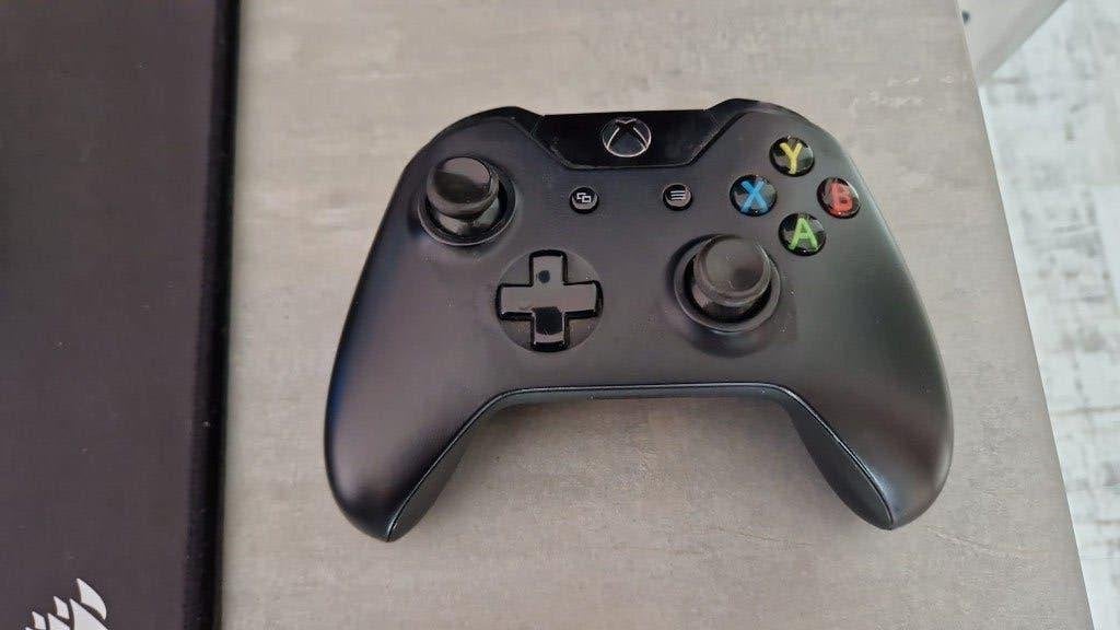 Xbox One controller zwart + Hori oplaadstation, Spelcomputers en Games, Spelcomputers | Xbox | Accessoires, Gebruikt, Xbox Series S