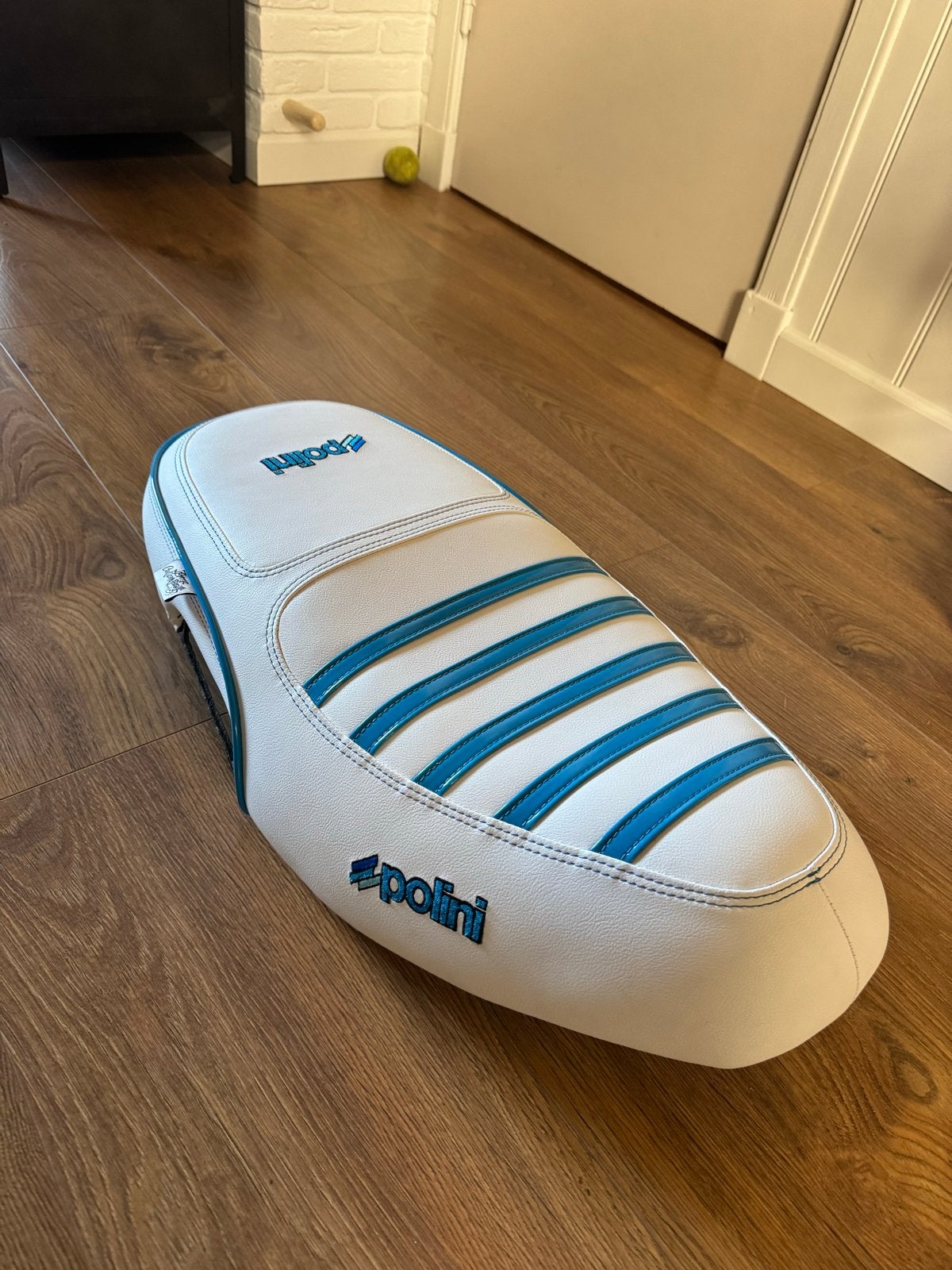 Polini Zadel voor Piaggio Zip SP 98 - Wit/Blauw, Fietsen en Brommers, Ophalen of Verzenden, Zo goed als nieuw, Zadel, Overige merken
