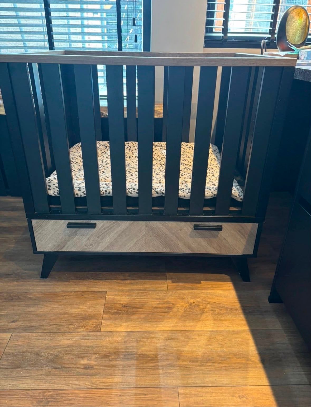 Zwarte box  met visgraat lade matras en kleed, Kinderen en Baby's, Ophalen, Gebruikt, Lade