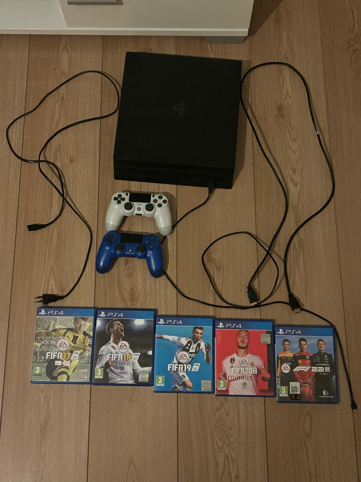 PlayStation 4 Pro met 2 controllers en FIFA games, Met 2 controllers, Ophalen of Verzenden, 1 TB, Pro