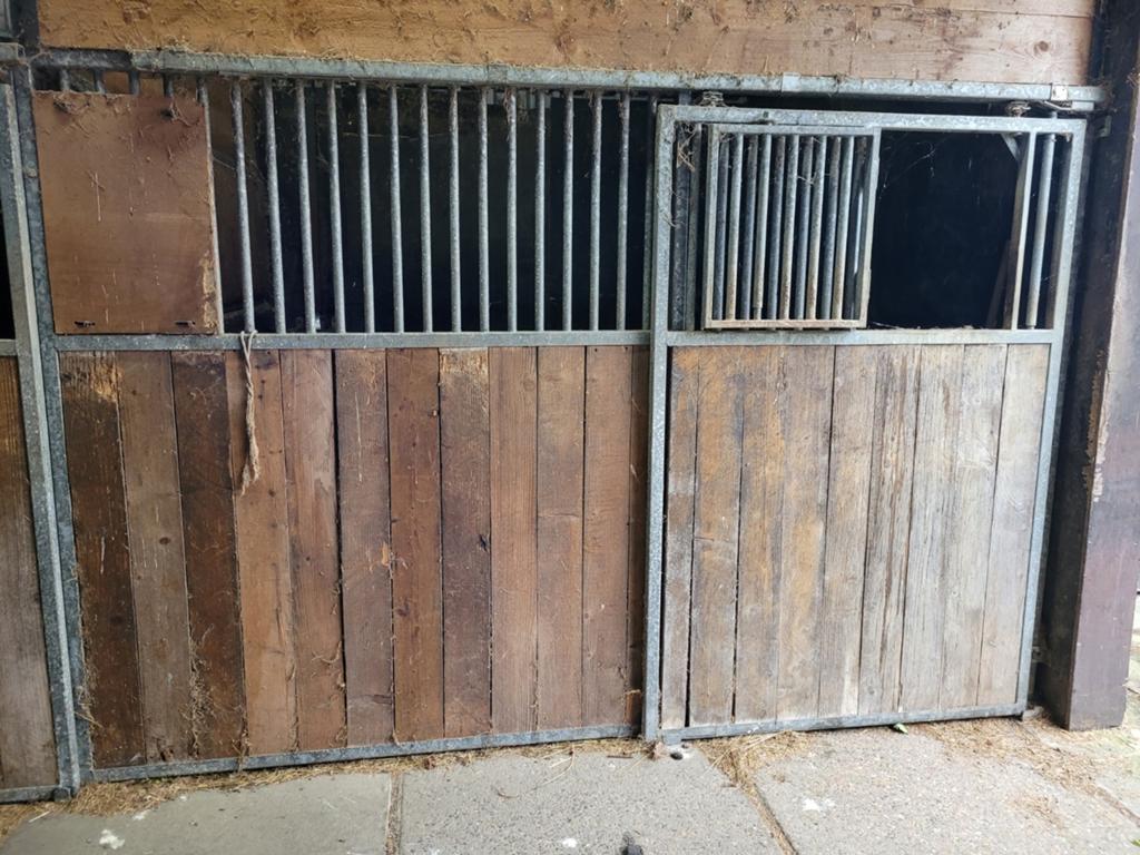 Binnenstallen voorwanden en tussenwanden., Dieren en Toebehoren, Stalling en Weidegang, Stalling, 4 paarden of pony's of meer