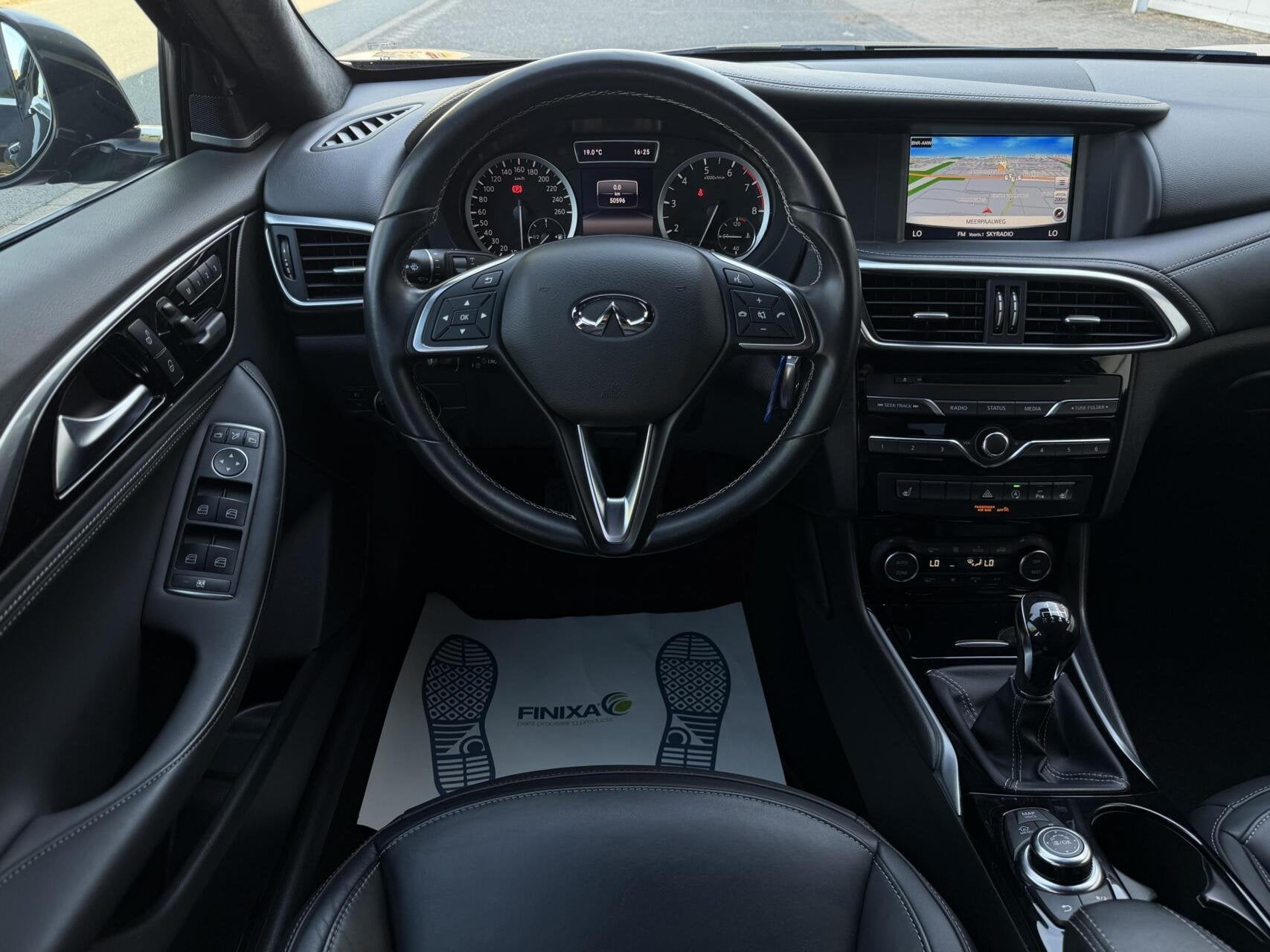 Infiniti Q30 1.6t Premium Tech - NAVI/LEER/BOSE/360CAM/NAP, Auto's, Voorwielaandrijving, Gebruikt, 4 cilinders, 700 kg