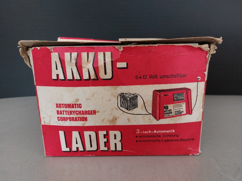 Vintage acculader, Antiek en Kunst, Ophalen of Verzenden
