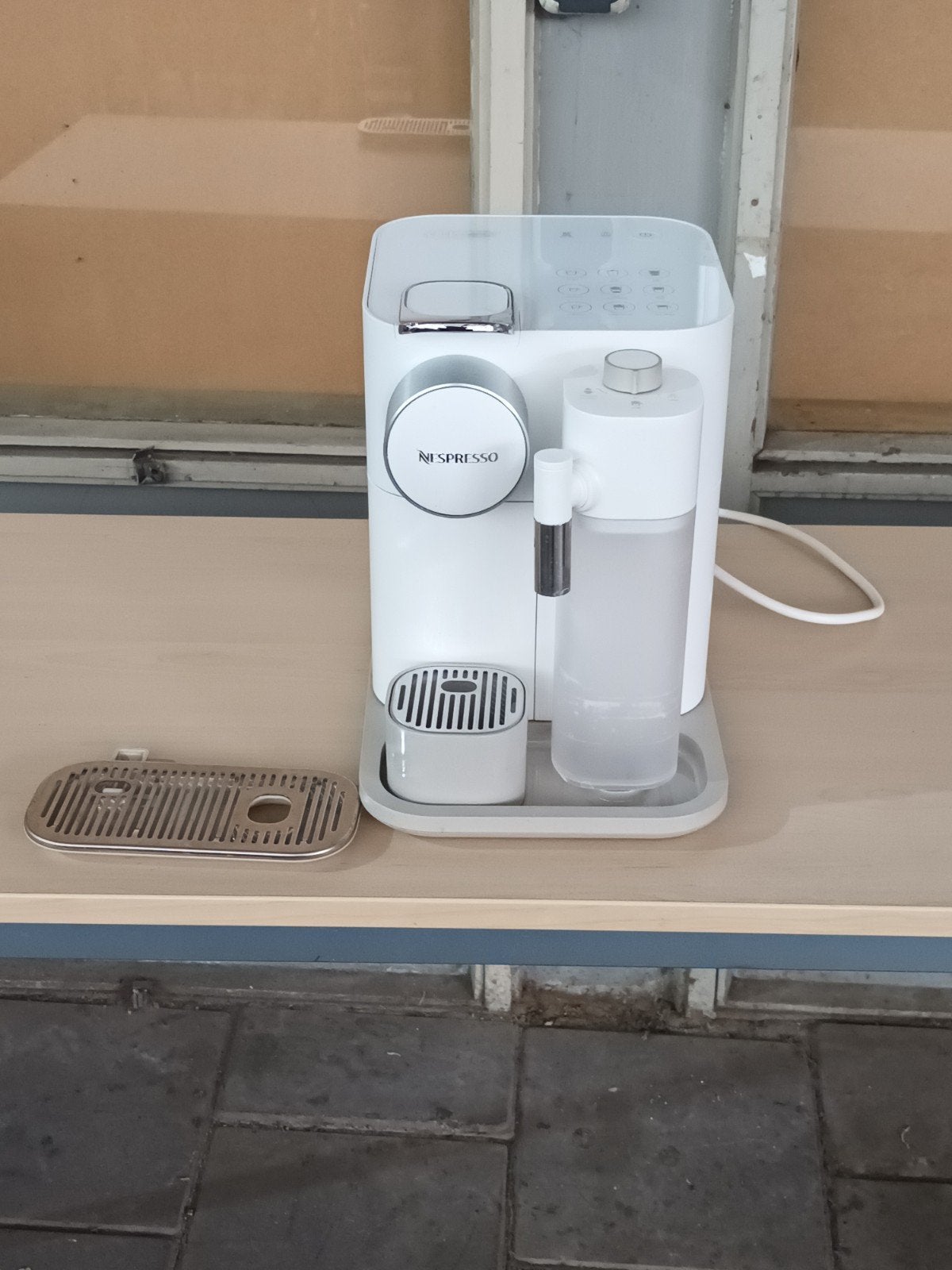 Nespresso De'Longhi Vertuo Lattissima - Zo goed als nieuw, Ophalen, Koffiepads en cups, Koffiemachine, Zo goed als nieuw