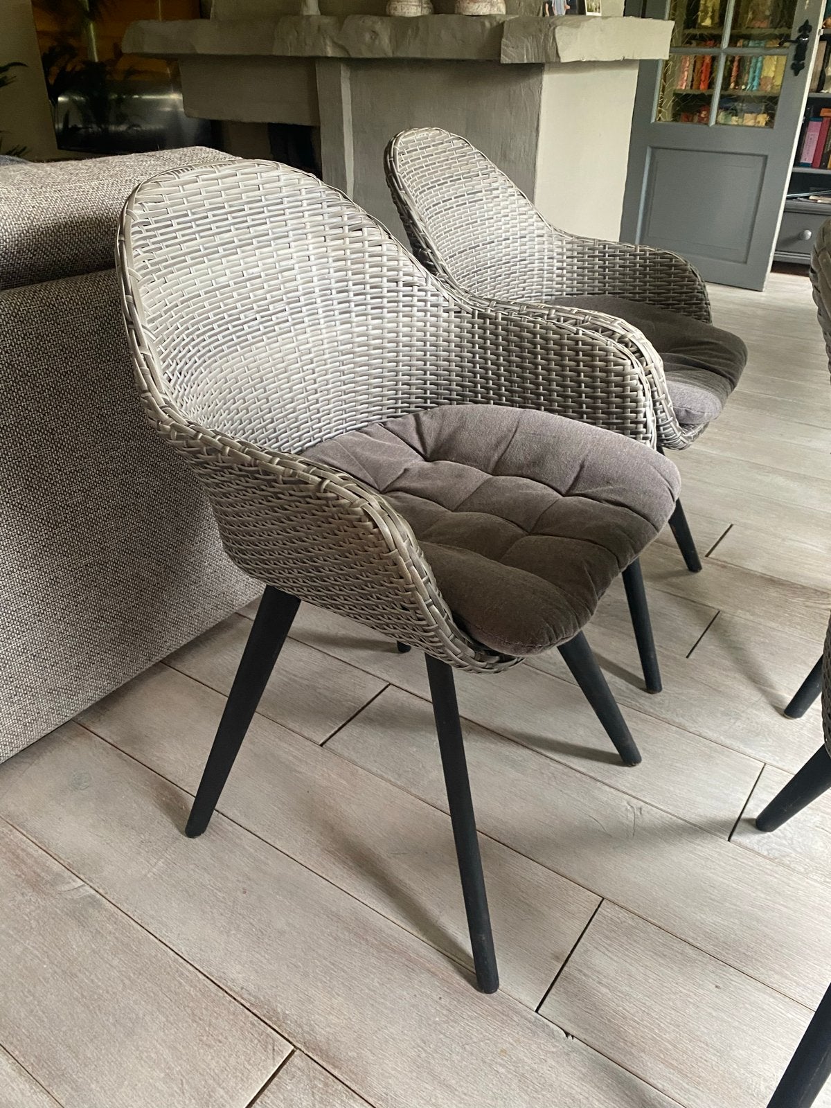 4 eetkamerstoelen kuipjes inclusief kussens, Ophalen, Kunststof, Gebruikt, Vier
