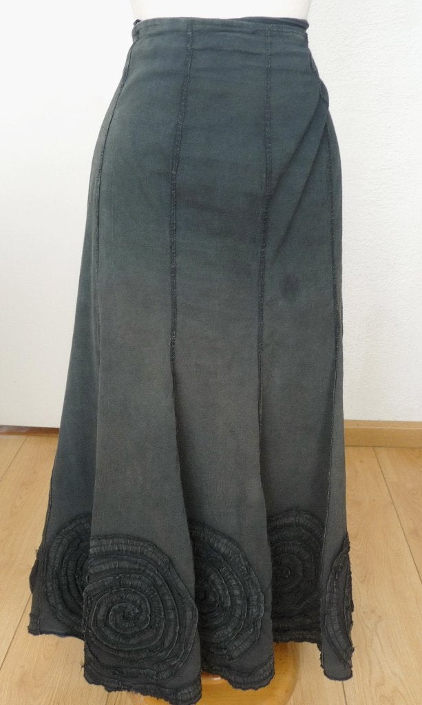 Mooie lange zwarte rok met rosetten van Alma Mater, Kleding | Dames, Rokken, Maat 38/40 (M), Alma Mater, Zwart, Ophalen of Verzenden