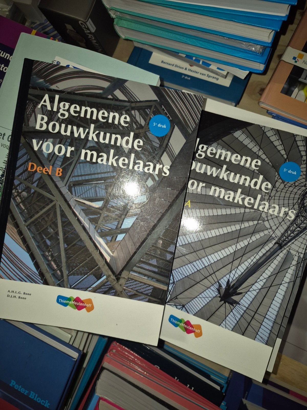 Algemene Bouwkunde voor makelaars - Deel A & B (5e druk), Boeken, Zo goed als nieuw, Gamma, A.H.L.G. Bone, D.J.H. Bone, HBO