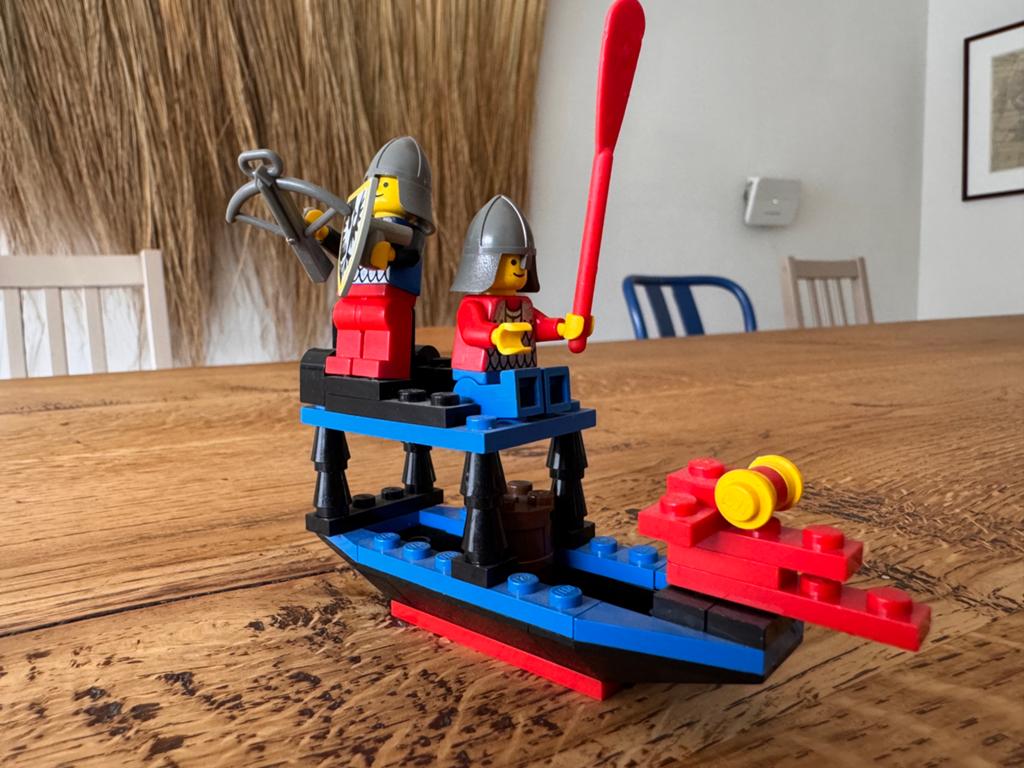 Lego ridders op schip, Ophalen