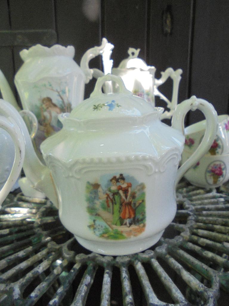 Brussels Porseleinen Theepot +Melkkan romantische afbeelding, Ophalen of Verzenden