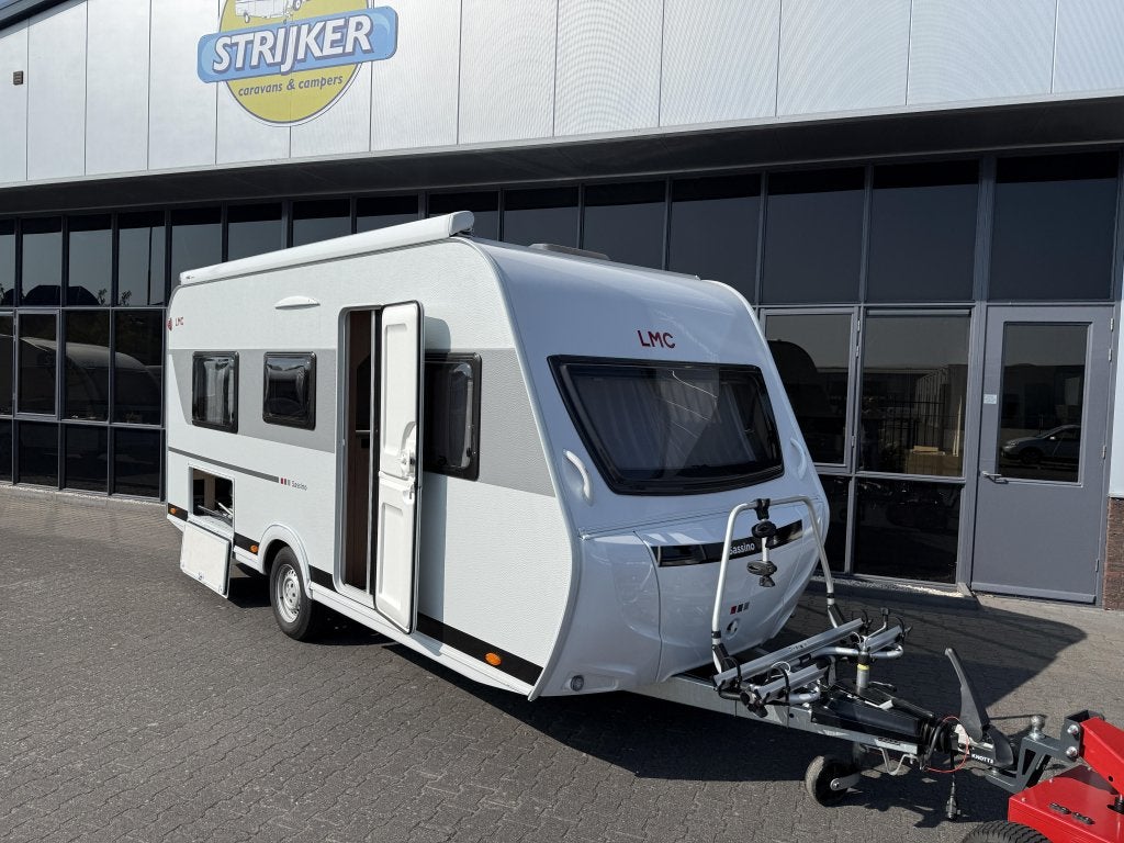 LMC Sassino 460 E 2 Aparte bedden 960KG leeg BJ 2023 Luifel, Caravans en Kamperen, Lengtebed, Bedrijf, Treinzit, 4 tot 5 meter