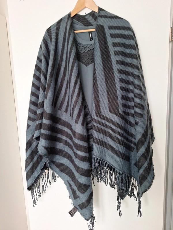 Poncho met 2 bijpassende tops mt.38/40, Maat 38/40 (M), Overige kleuren, Ophalen of Verzenden, Zo goed als nieuw