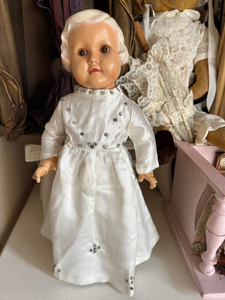 Vintage pop met gemodelleerd wit haar in witte jurk 43 cm, Verzamelen, Poppen, Ophalen, Zo goed als nieuw, Pop