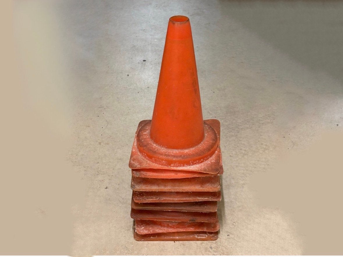 Zware rubberen pylonen 35 cm hoog voor motorrijlessen, Ophalen, Gebruikt