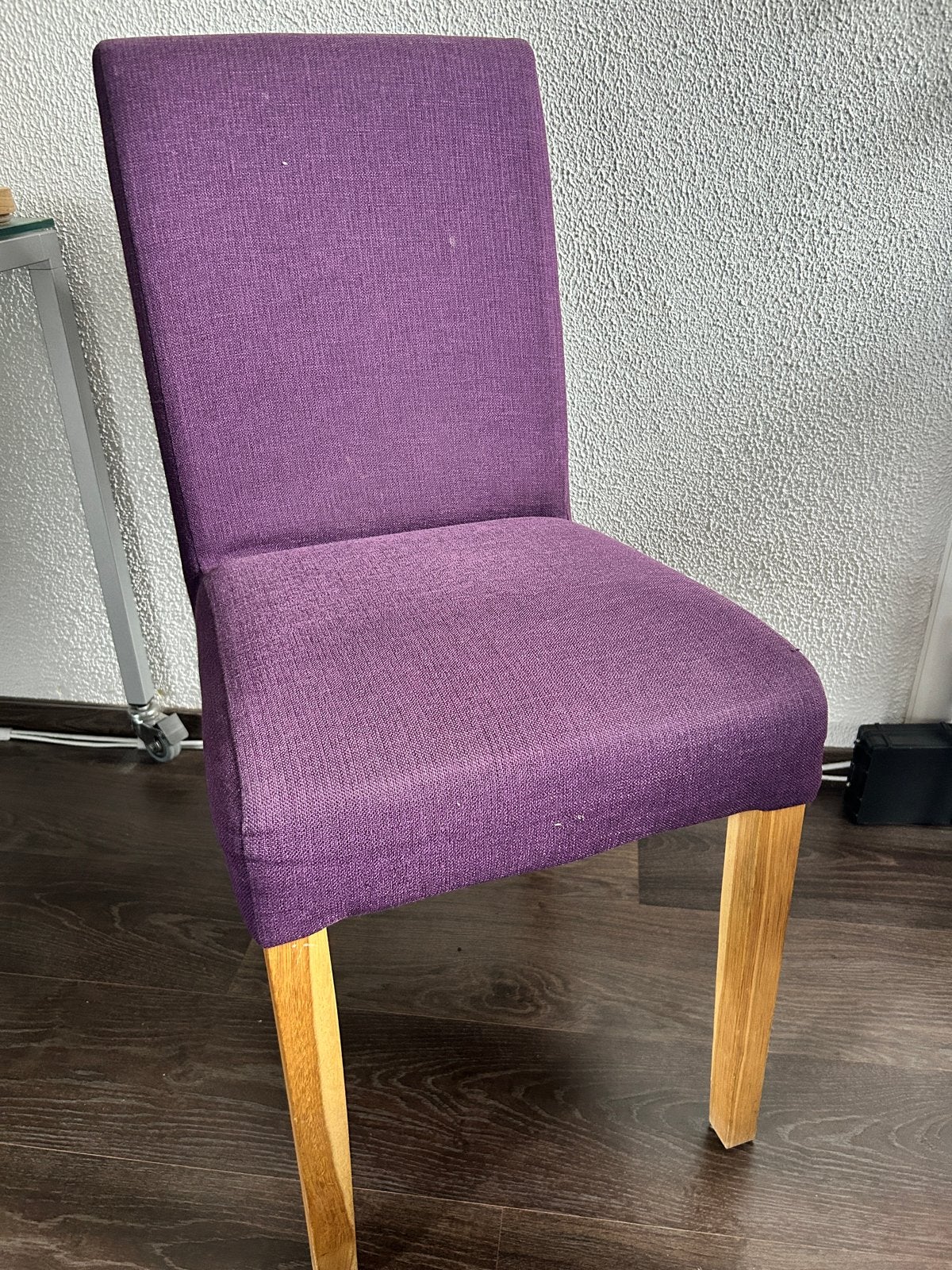 4 Paarse eetkamerstoelen met houten poten, Gebruikt, Overige kleuren, Ophalen of Verzenden, Eén