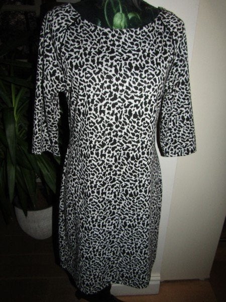 E1975 Yessica mt 40 jurk jersey zwart grijs animal print, Kleding | Dames, Maat 38/40 (M), Verzenden, Zo goed als nieuw, Boven de knie