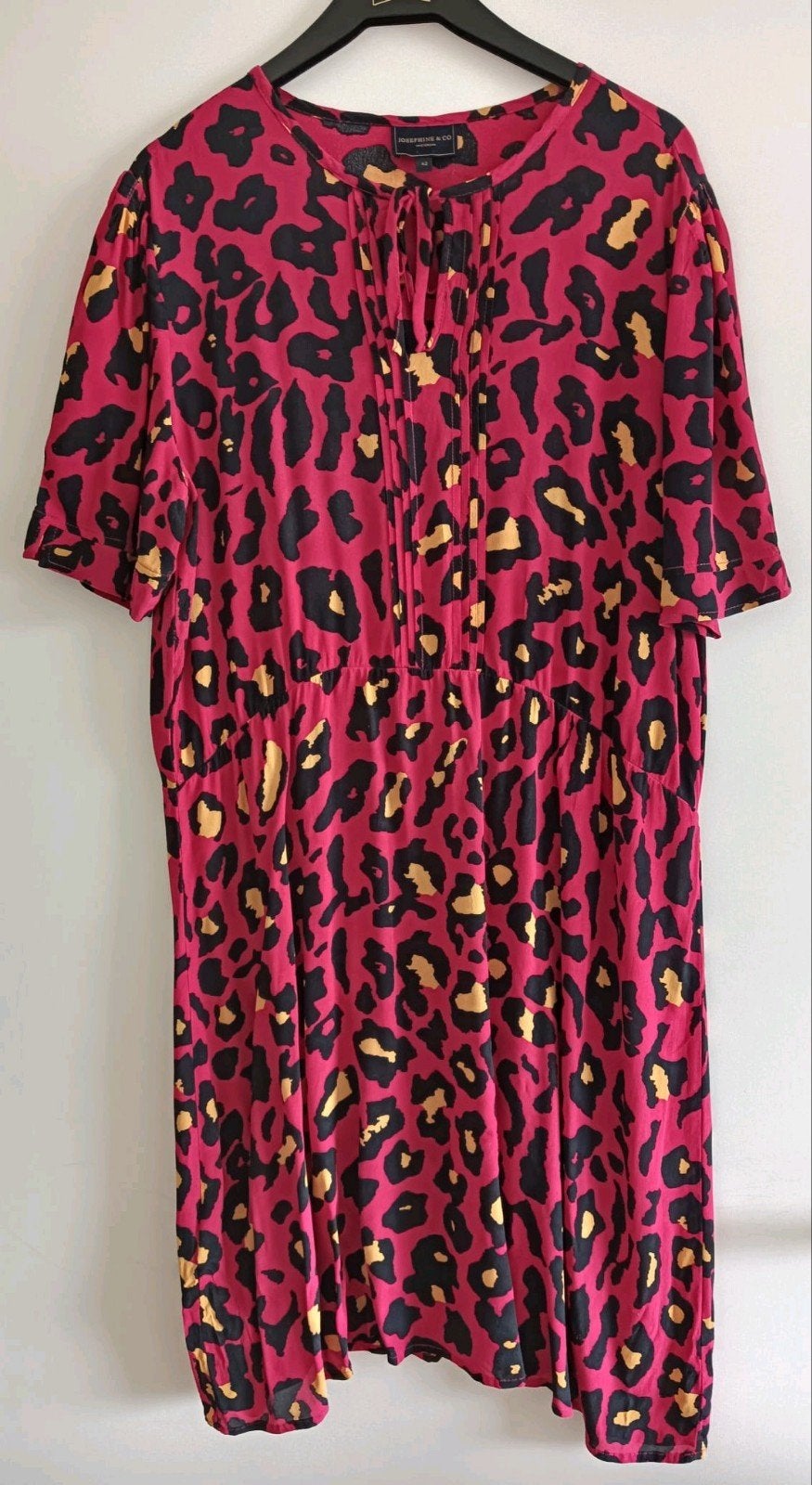 Josephine & Co fuchsia kleurige jurk in maat 42., Kleding | Dames, Jurken, Liu Jo, Maat 42/44 (L), Ophalen of Verzenden, Zo goed als nieuw