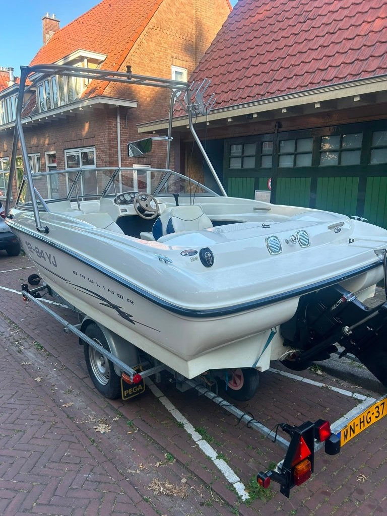 Bayliner 175 Bowrider (2004) met trailer – Vaarklaar, Gebruikt, Binnenboordmotor, 5 m, 120 tot 200 pk