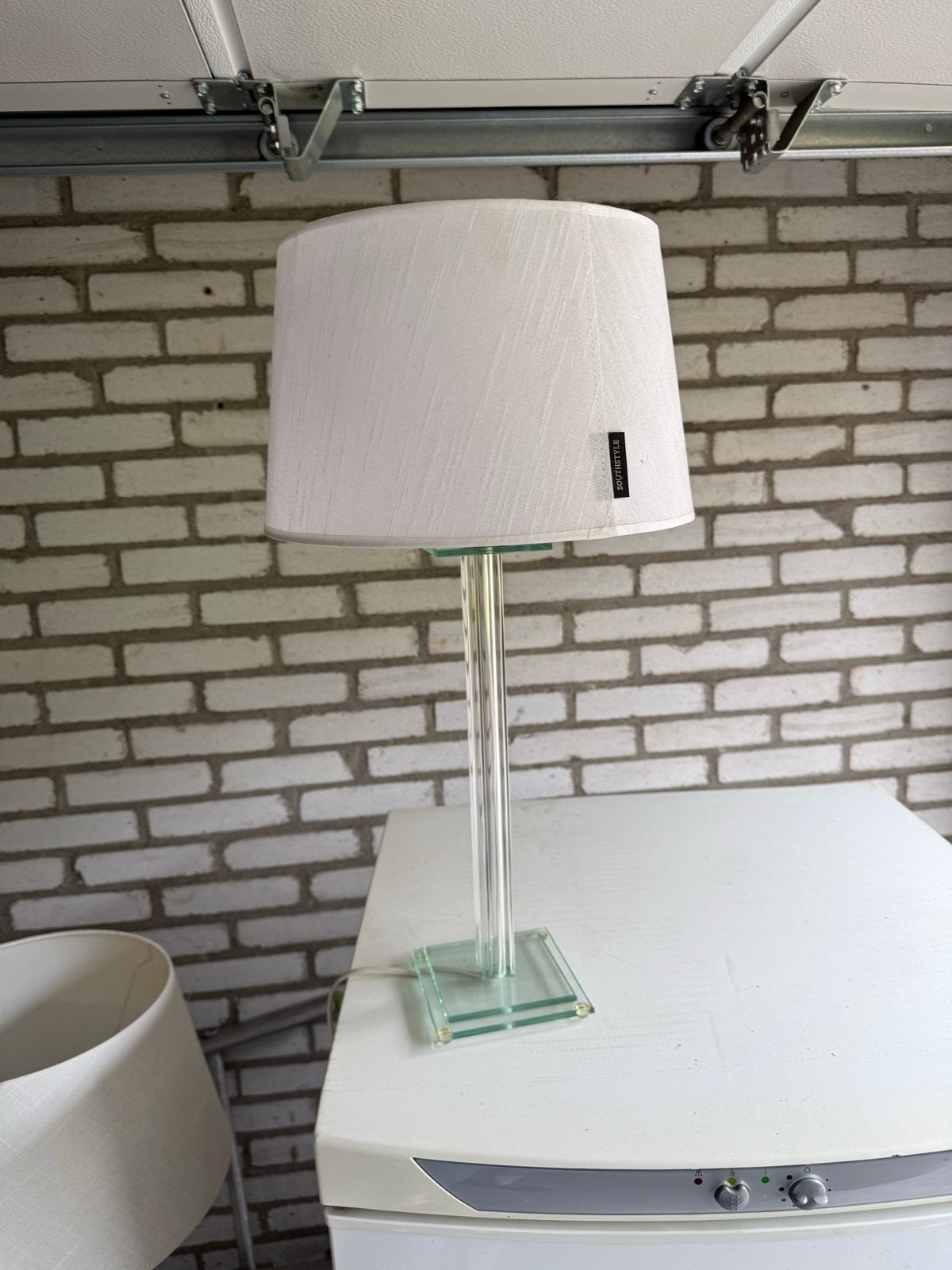 Moderne tafellamp met glazen voet en witte kap, Ophalen, Gebruikt, Glas, 50 tot 75 cm