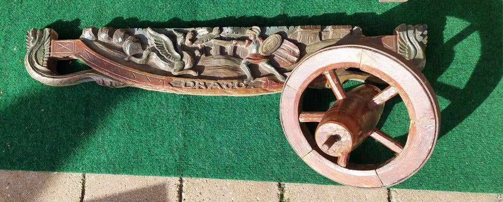 Houtsnijwerk 'Draco' en antiek houten wagenwiel, Antiek en Kunst, Kunst | Beelden en Houtsnijwerken, Houtsnijwerk, Handgemaakt