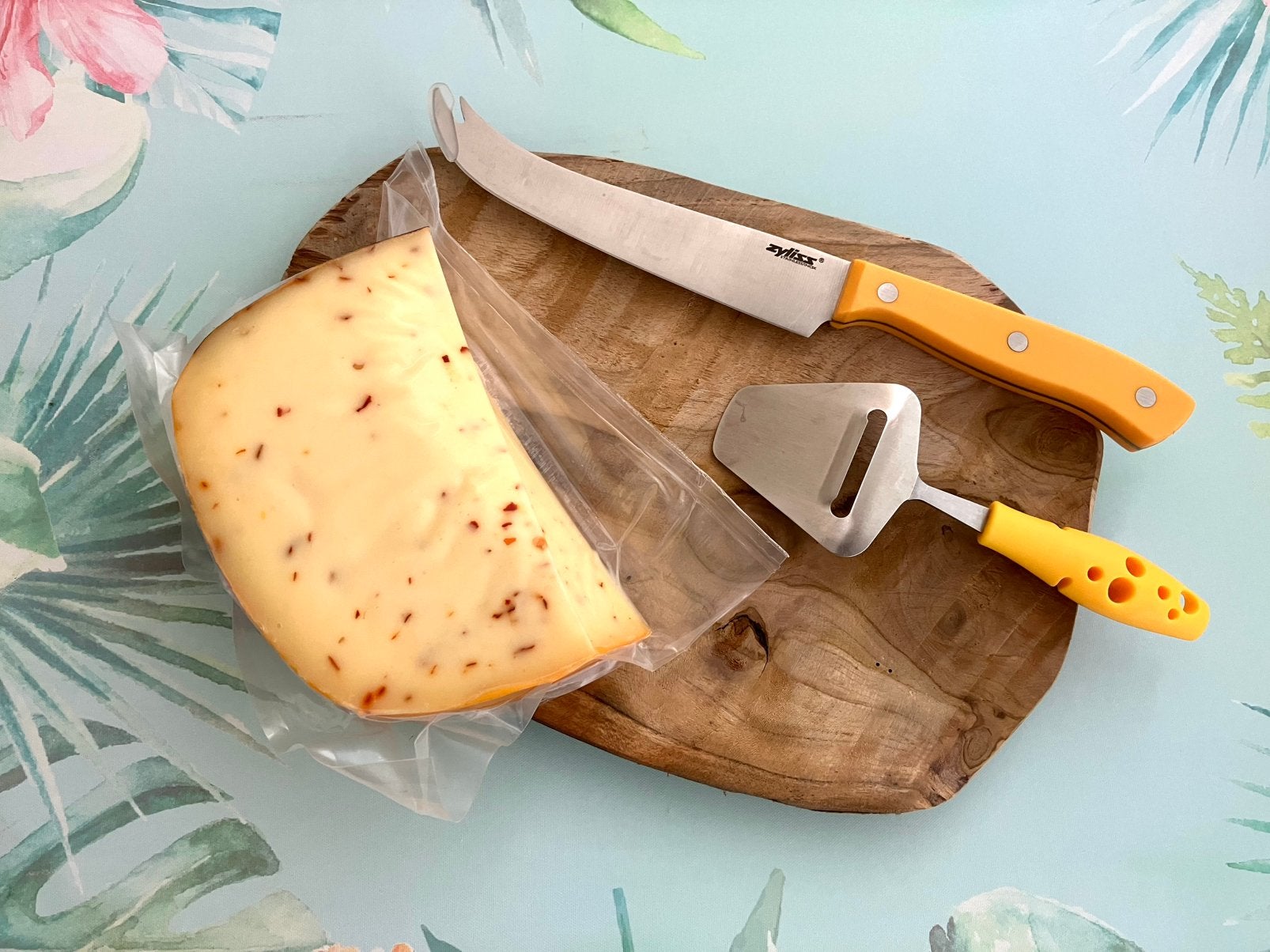 Borrelplank hapjes kaas op een houten plank, Snij-/serveerplank, Ophalen of Verzenden, Nieuw, Hout