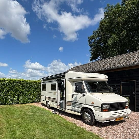 Camper - Volledig vernieuwd en vakantieklaar!, Caravans en Kamperen, Campers, Overige merken, Particulier, 5 tot 6 meter, Half-integraal