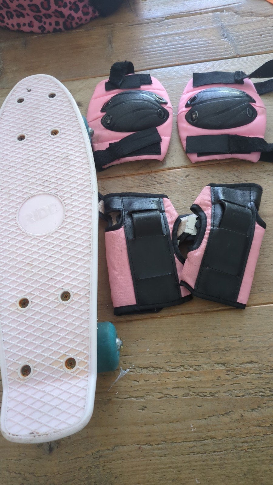 Roze skateboard met beschermset, Ophalen of Verzenden, Gebruikt, Skateboard