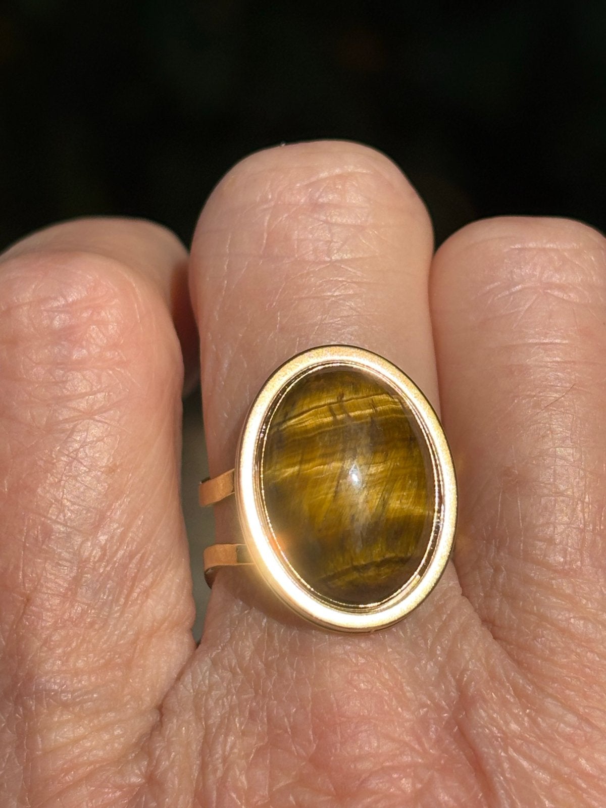 Verstelbare ring met Tijgeroog steen - Goudkleurig RVS, IJzer of Staal, Nieuw, Cariadgems@hotmail.com, Ophalen of Verzenden