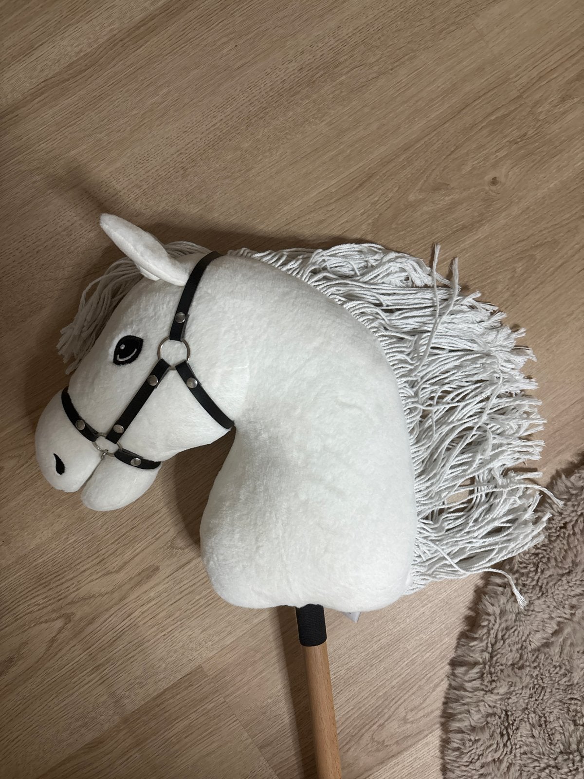 Witte Hobbyhorse met hoofdstel, Ophalen of Verzenden, Zo goed als nieuw, Jongen of Meisje