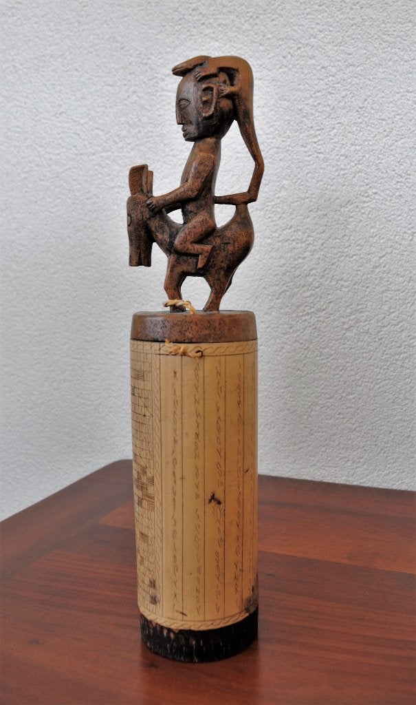 Batak Sumatra Shaman Medicijn Koker Houder met Kalender, Indonesië, Ophalen of Verzenden, Houtsnijwerk, Hout
