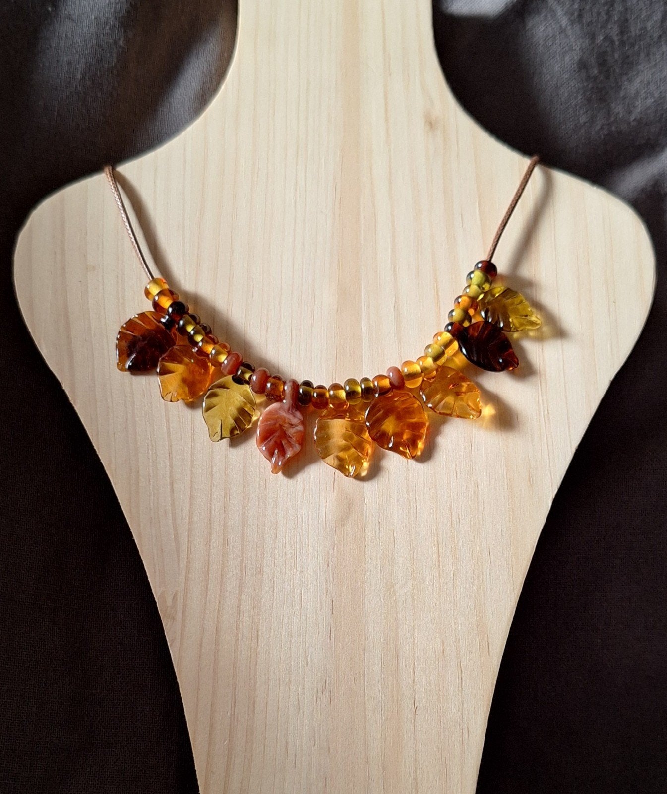 ketting met handgemaakte blaadjes van glas, Verzenden, Nieuw, Bruin, Overige materialen