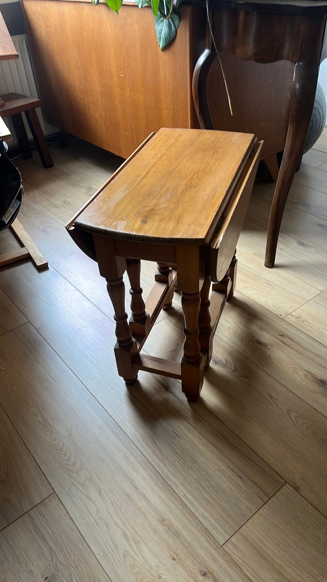Mooi houten tafeltje met inklapbaar tafelblad, Ophalen