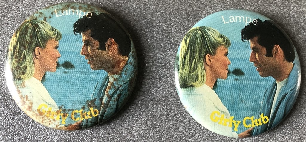2 BUTTONS - GREESE (JOHN TRAVOLTA / OLIVIA NEWTON) - 5,5 CM, Verzamelen, Ophalen of Verzenden, Zo goed als nieuw, Overige onderwerpen