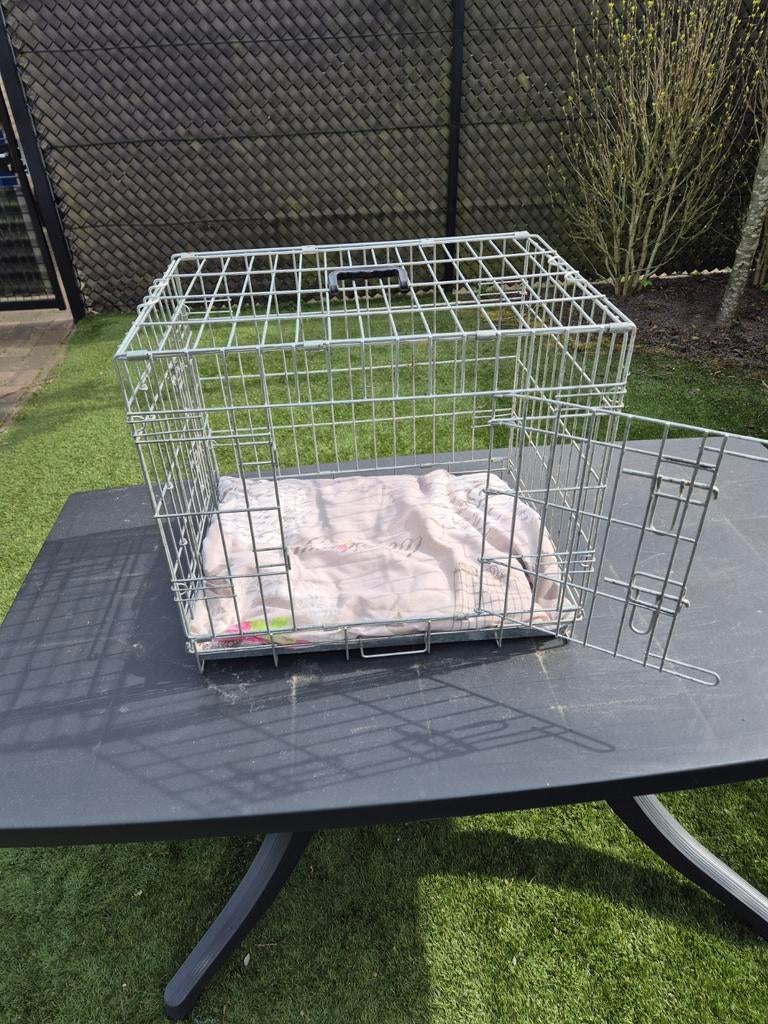 Puppy/kleine honden set:  Bench, mand, bakjes, kussen, Ophalen of Verzenden, Zo goed als nieuw