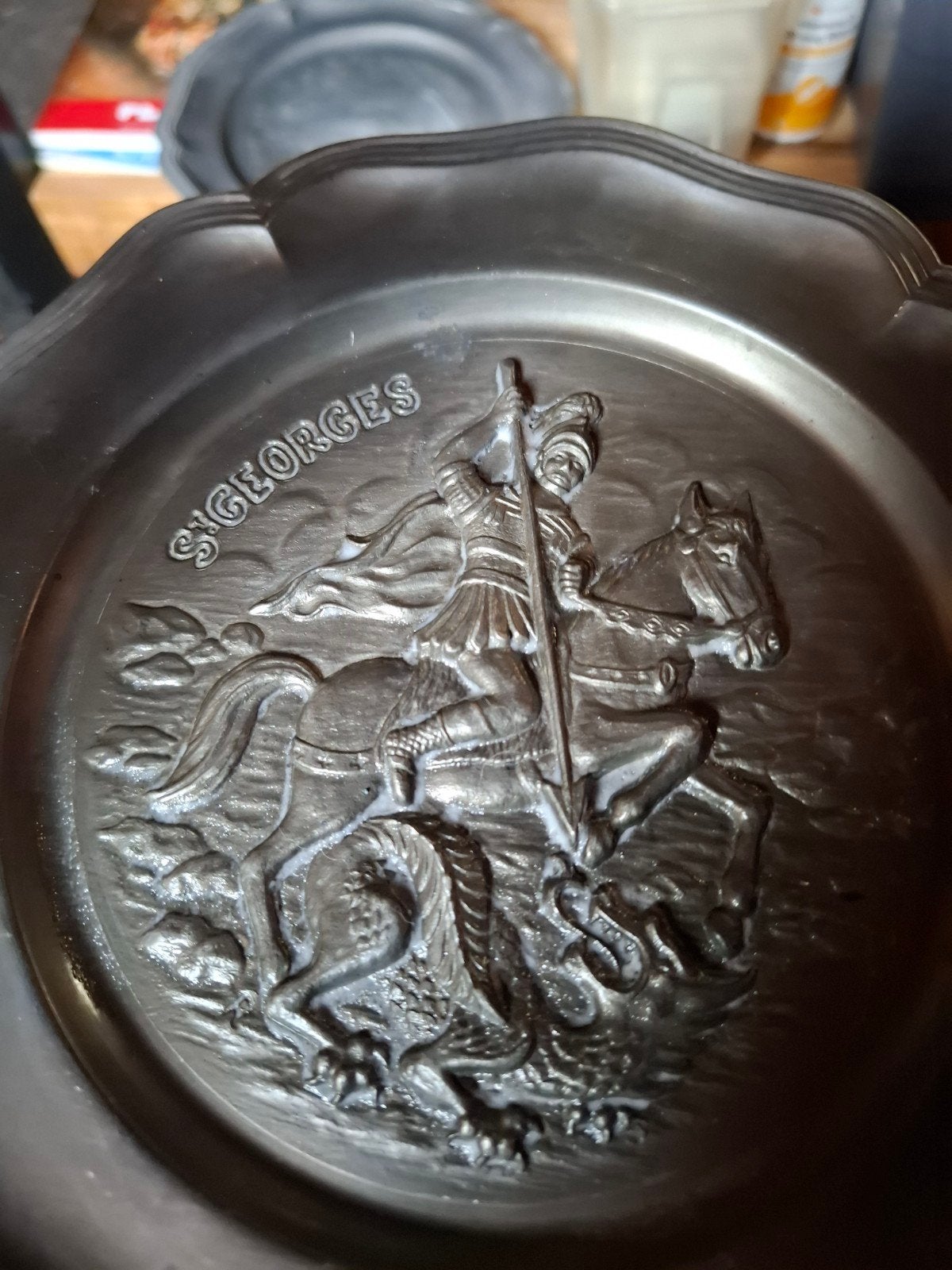 Antieke tinnen schaal met Sint Joris en de draak, Ophalen of Verzenden