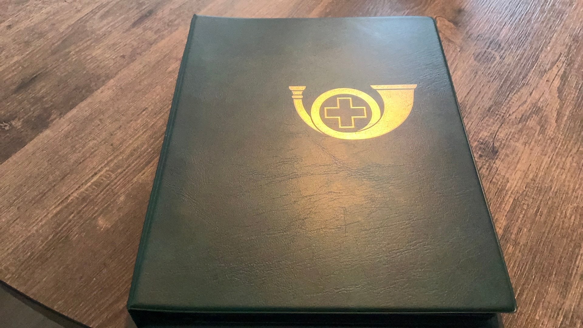 Verzameling van 26 Zwitserse FDC’s in album (35), Postzegels en Munten, Postzegels | Volle albums en Verzamelingen, Ophalen of Verzenden