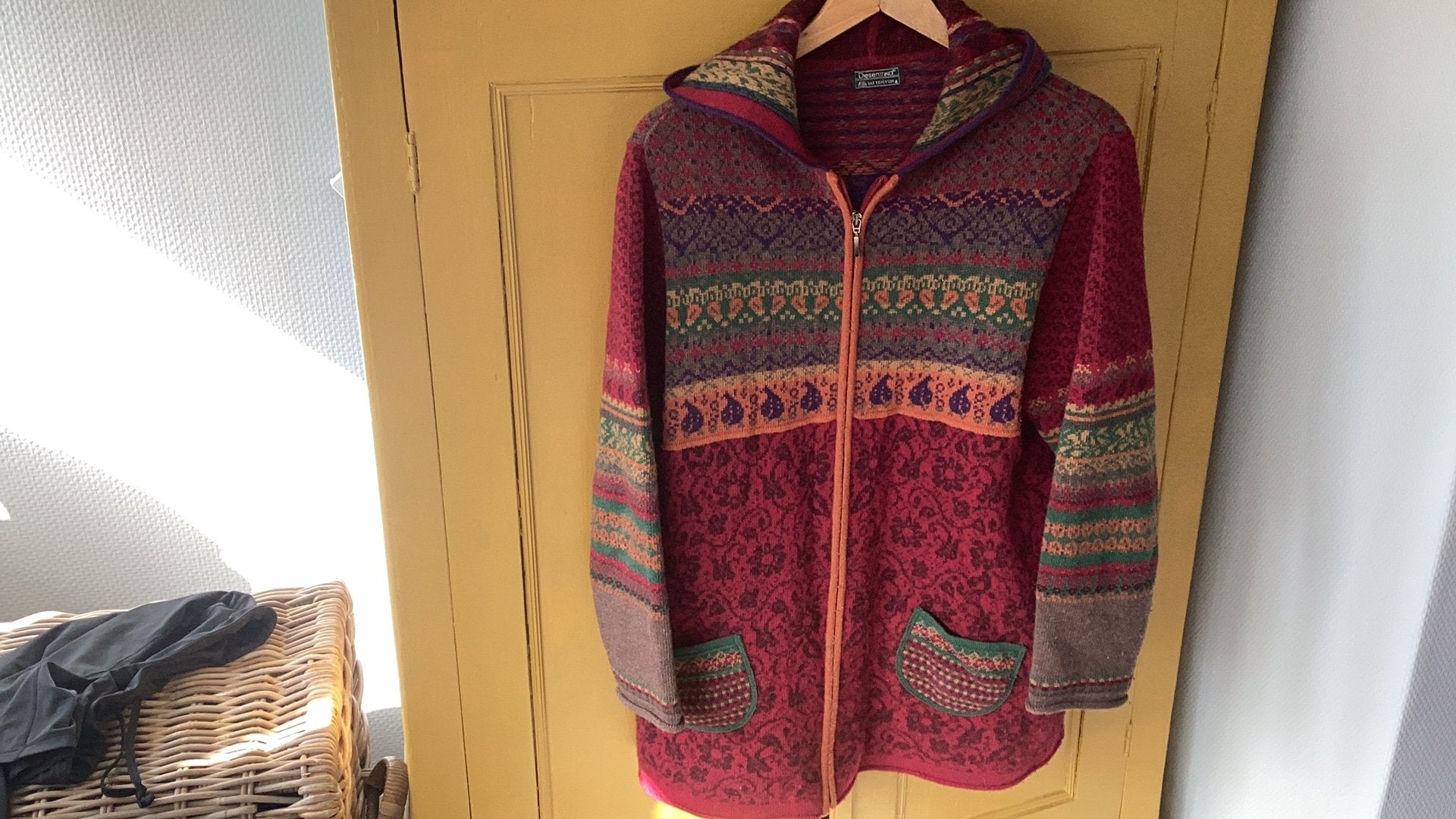 Mooi 100% wollen vest. Lijkt op Ivko en Kooi xl. Kleurrijk, Ophalen of Verzenden, Zo goed als nieuw, Maat 42/44 (L), Rood