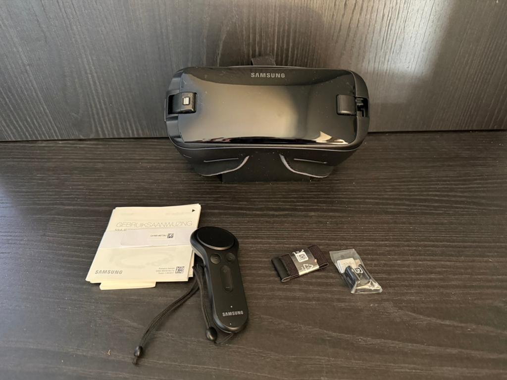 Samsung Gear VR R324 met controller, Spelcomputers en Games, Virtual Reality, Ophalen of Verzenden, Zo goed als nieuw, VR-bril