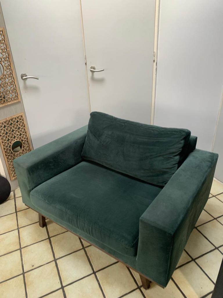 Groene Velvet Loveseat - Compact en Stijlvol, Ophalen, Tweepersoons, 75 tot 100 cm, Zo goed als nieuw