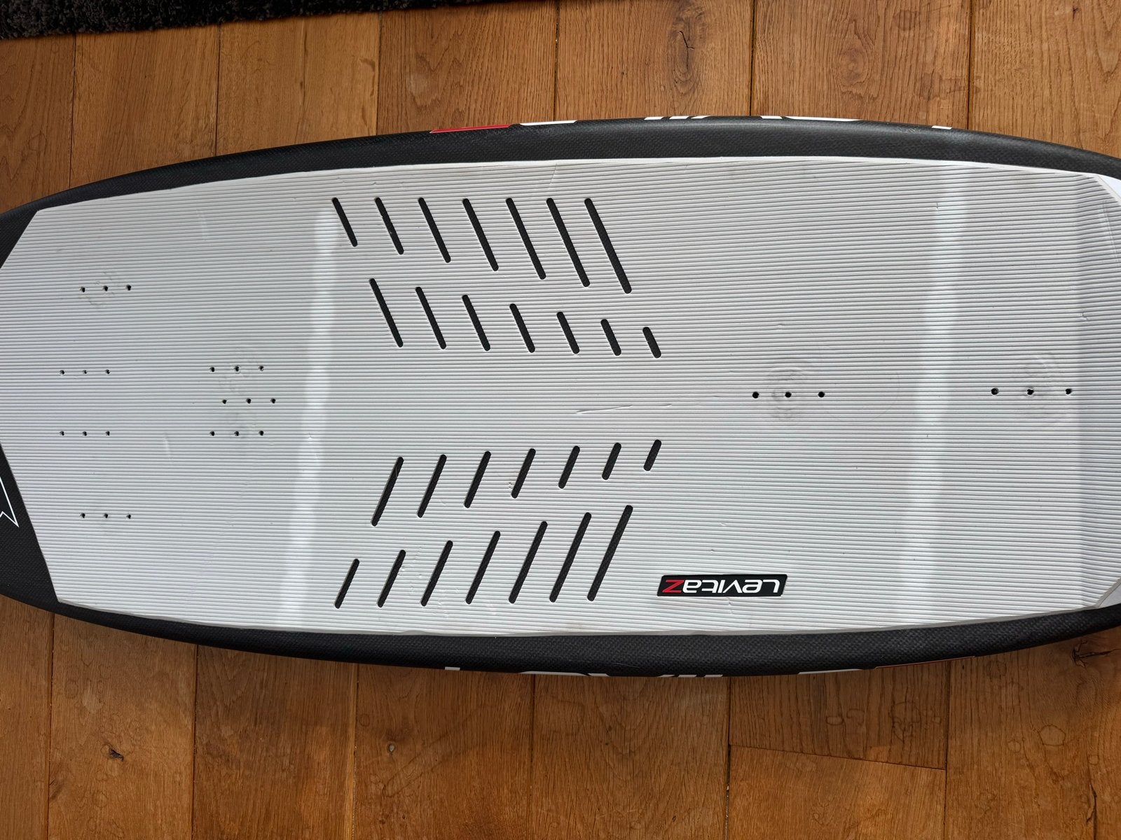 Levitaz Boom 4.3 (29l) wing/pump foilboard, Watersport en Boten, Ophalen, Zo goed als nieuw, Wingsurf-board