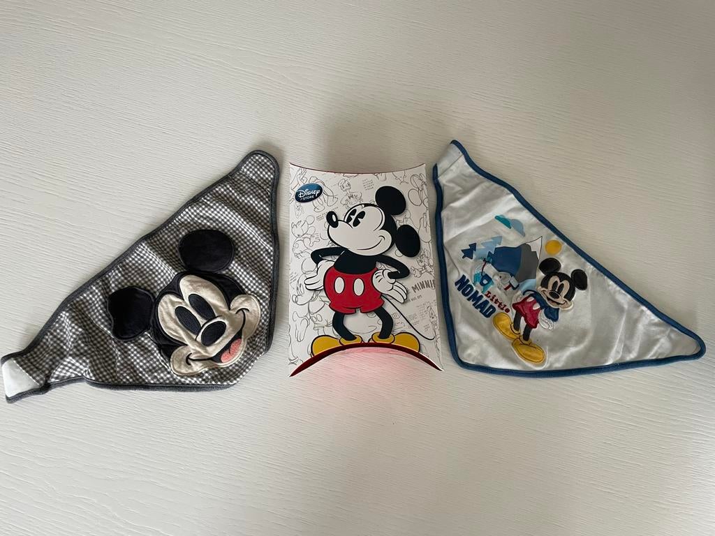 2 dubbelzijdige DISNEY Mickey Mouse slabbetjes, Ophalen of Verzenden, Zo goed als nieuw, Overige typen