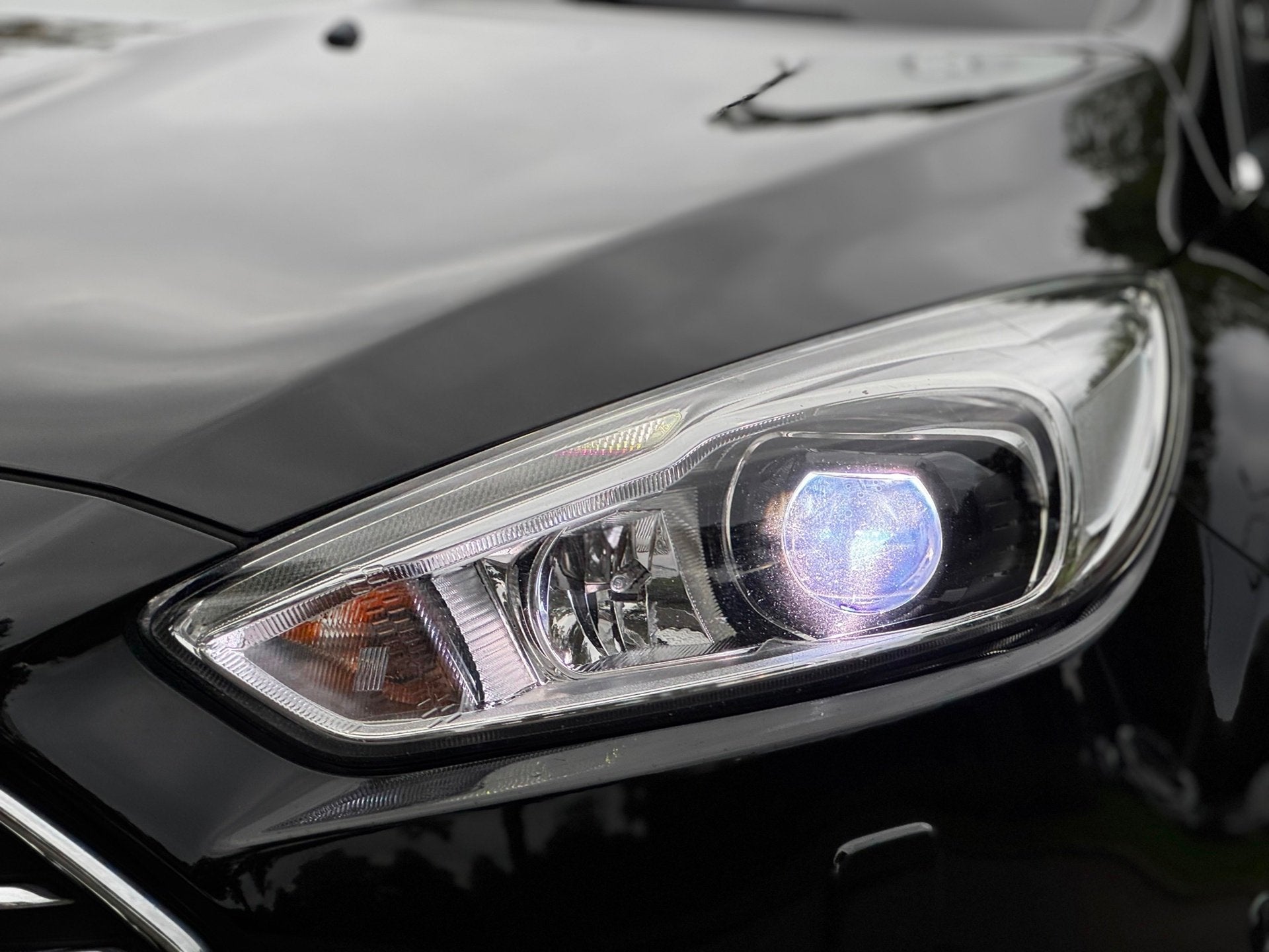 Ford Focus Wagon 1.5 Titanium|XENON|CAMERA|PSENSOR|HALFLEDER, Auto's, Dealer onderhouden, Euro 6, 4 cilinders, Zwart