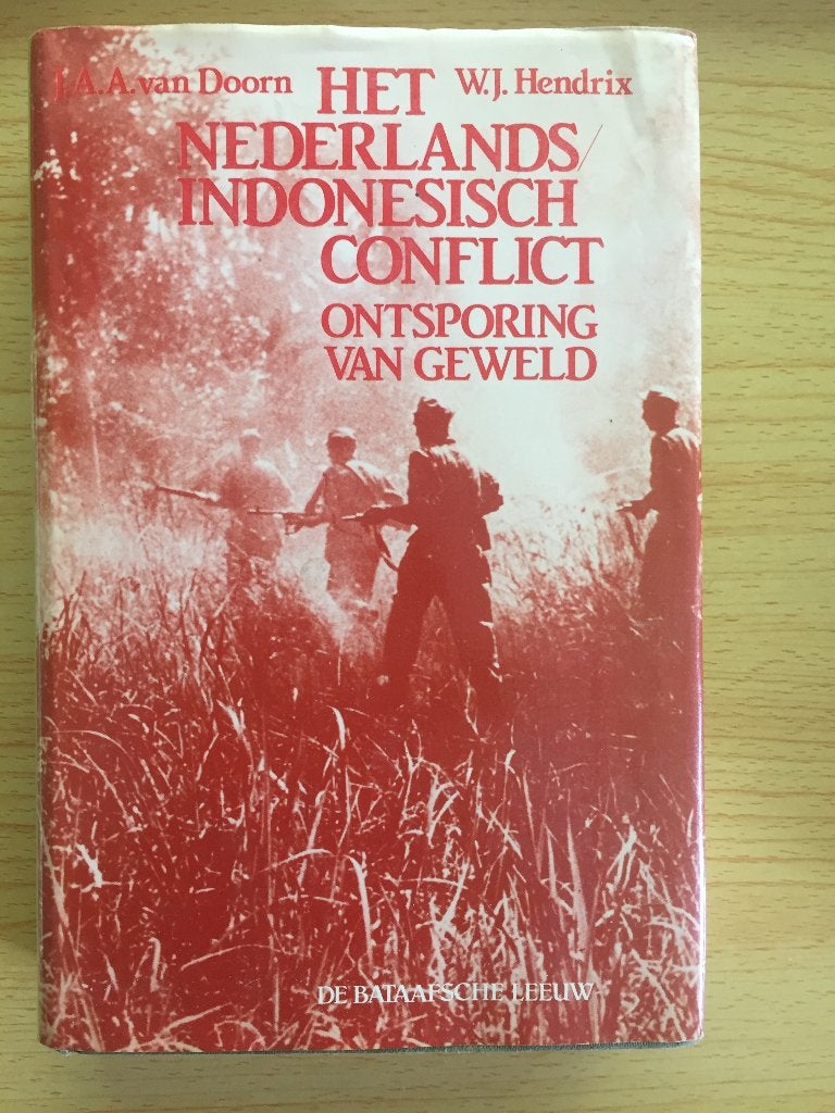 Het Nederlands/Indonesisch conflict. Ontsporing van geweld, Ophalen of Verzenden, Zo goed als nieuw, J.A.A. van Doorn & W.J. Hendrix