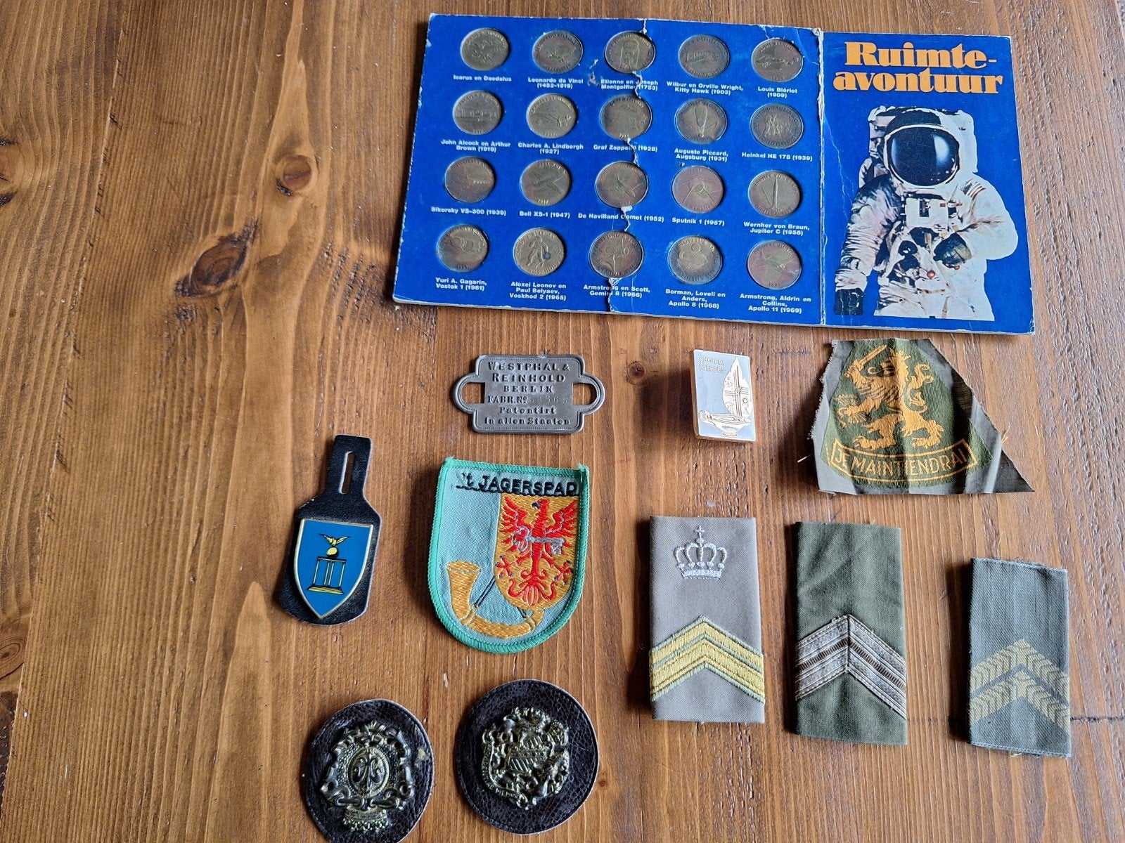 Ruimtelijke avonturen naar de maan en Militaria., Ophalen of Verzenden, Landmacht, Nederland