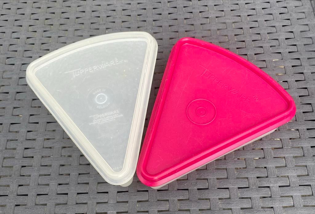 2 Tupperware taartpuntbakjes. Afm. 14,5x12x4,5 cm., Ophalen of Verzenden, Zo goed als nieuw, Wit, Bak of Kom