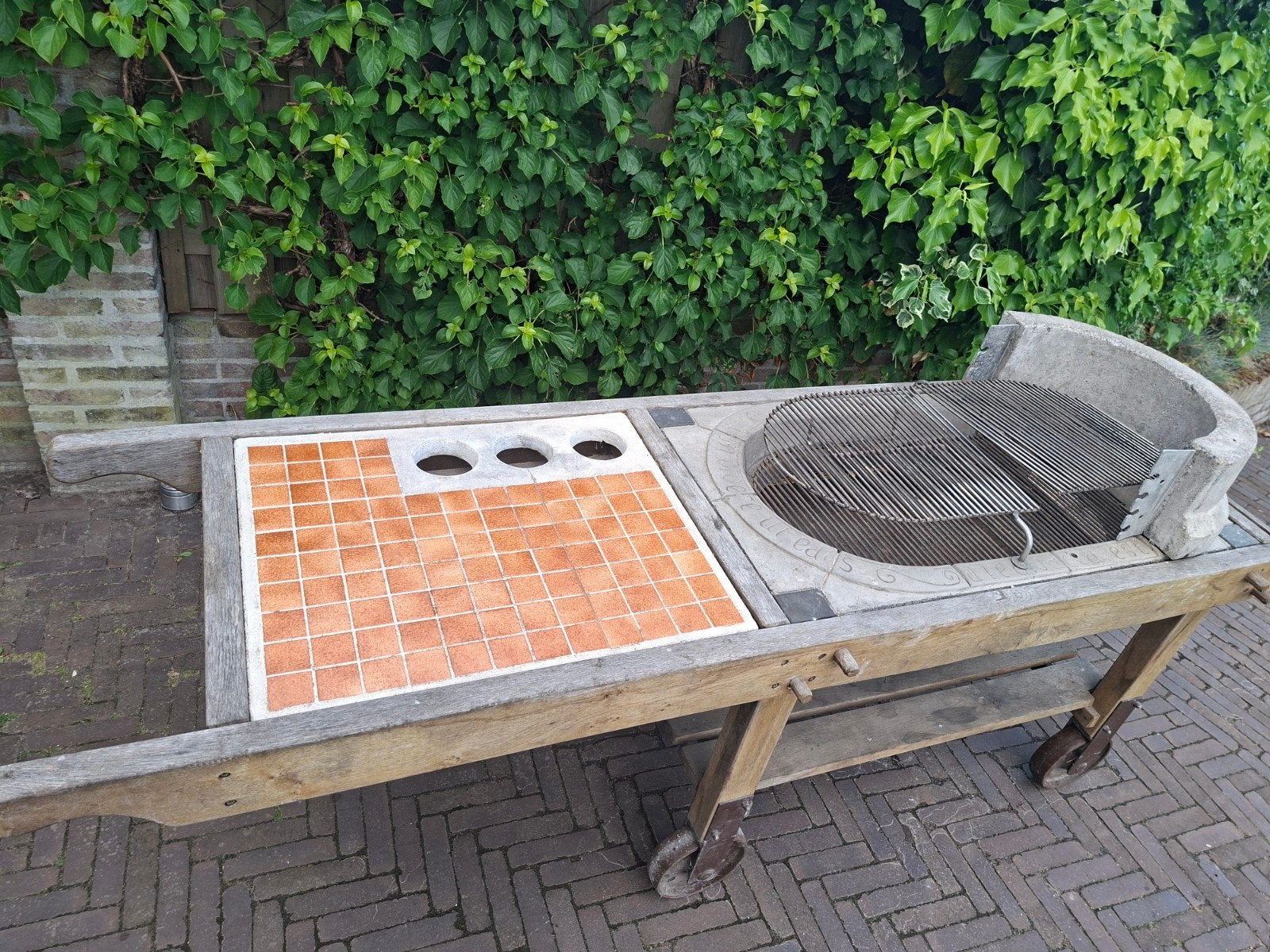 Robuuste buitenkeuken met BBQ en werkblad, Ophalen, Gebruikt, Onbekend
