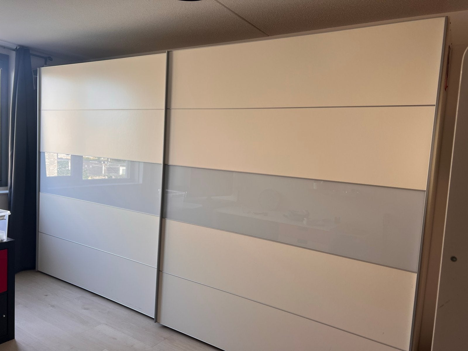 Ruime kledingkast met schuifdeuren en melkglas, Ophalen, Gebruikt, 200 cm of meer, Met lade(s)
