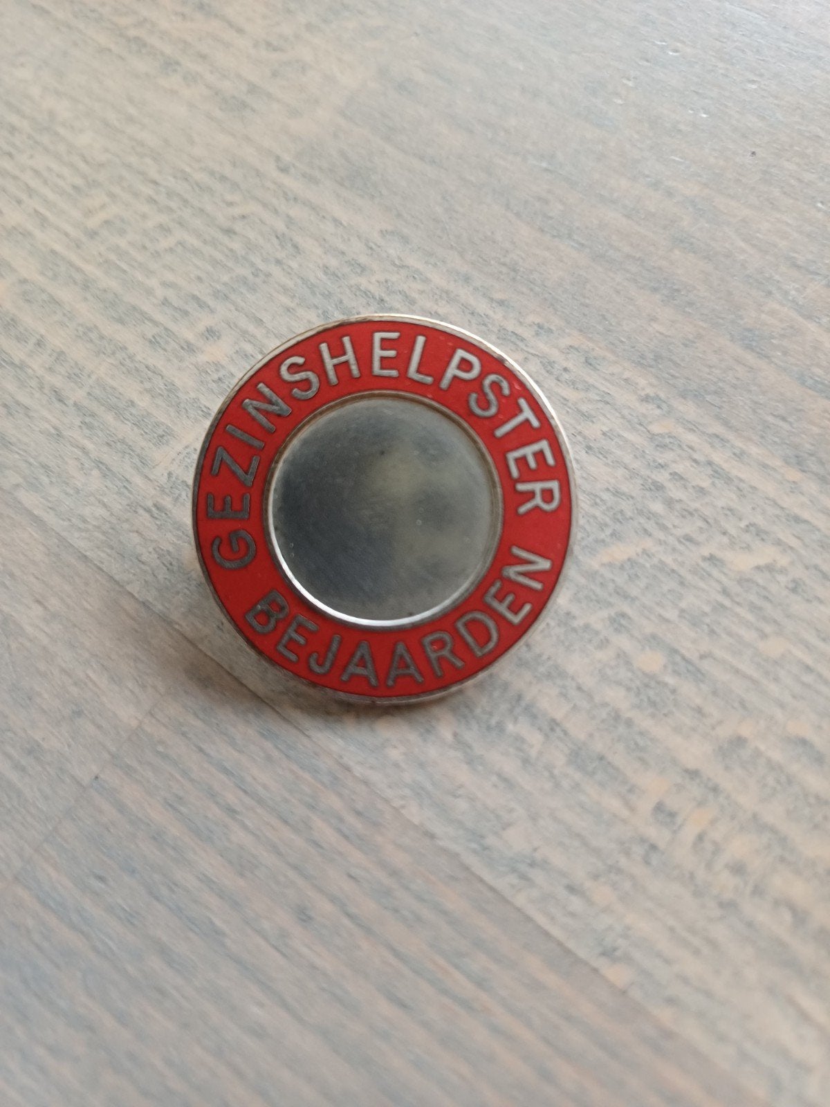 Vintage Speldje Gezinshelpster Bejaarden, Ophalen of Verzenden, Gebruikt, Overige onderwerpen, Speldje of Pin
