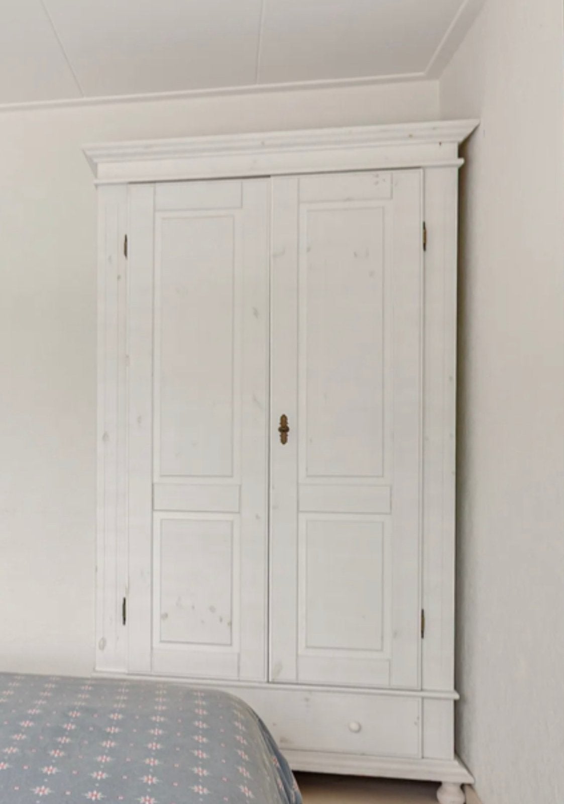 Vintage witte kledingkast met twee deuren, Antiek en Kunst, Ophalen