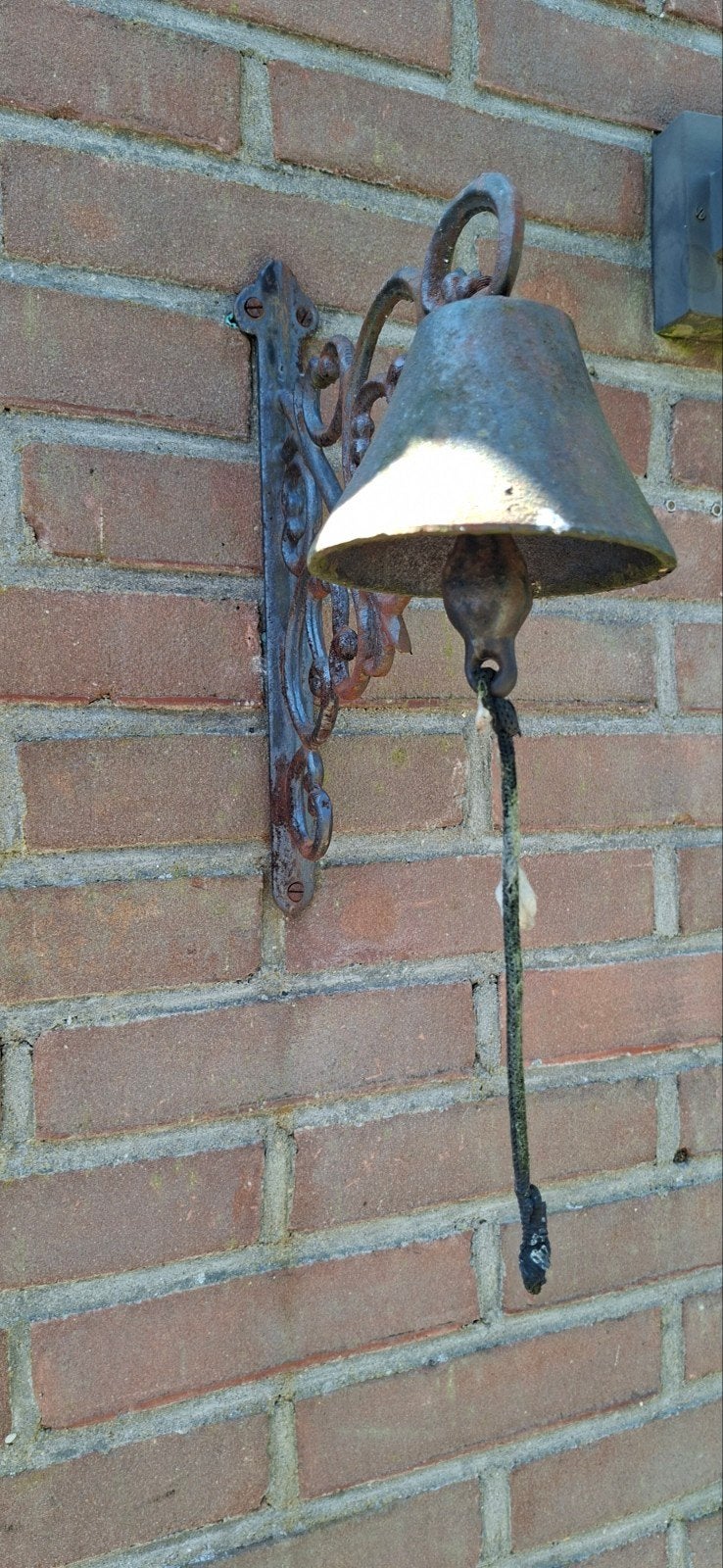 Antieke gietijzeren buitenbel met sierlijke beugel, Ophalen of Verzenden